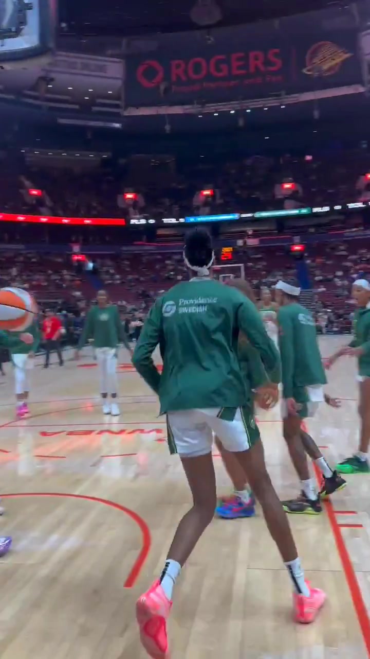 打破性别刻板印象 法国1米98女中锋训练轻松上演暴扣