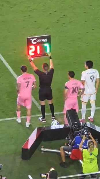 休战两星期后梅西重返赛场，下半场与德保罗联袂替补出战