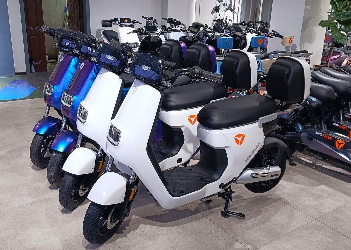 LOL赛事直播-新国标电动车翻车！能载人有后视镜却卖不动，车主：我要买旧车！