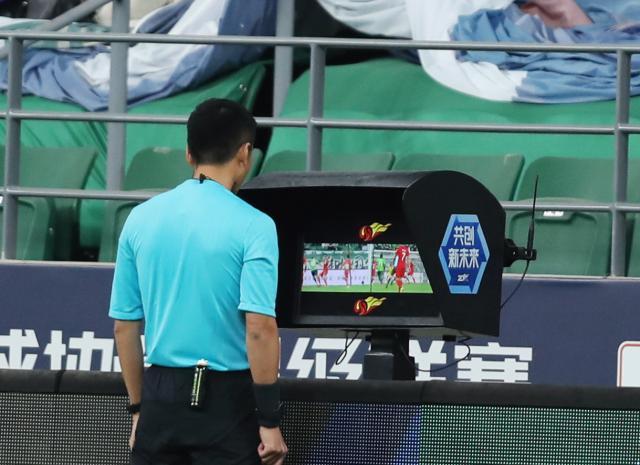 中超争议判罚根源：领导要VAR多介入 违背FIFA原则