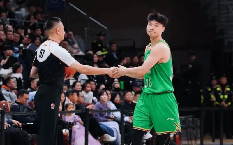 官方赛程-击败新疆2将回暖太及时！鄢手骐全面输出，哈维精准三分增加轮换
